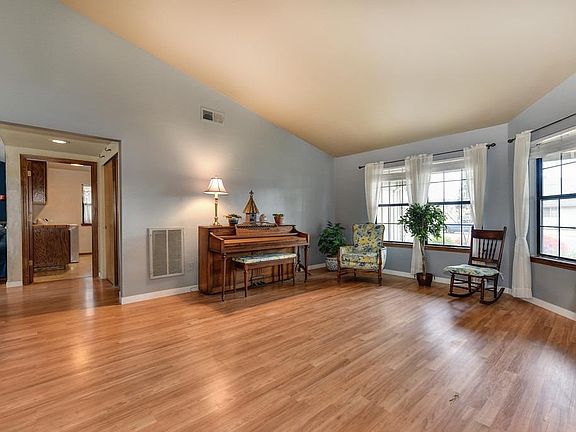 5th image of 501 Hogan Ct