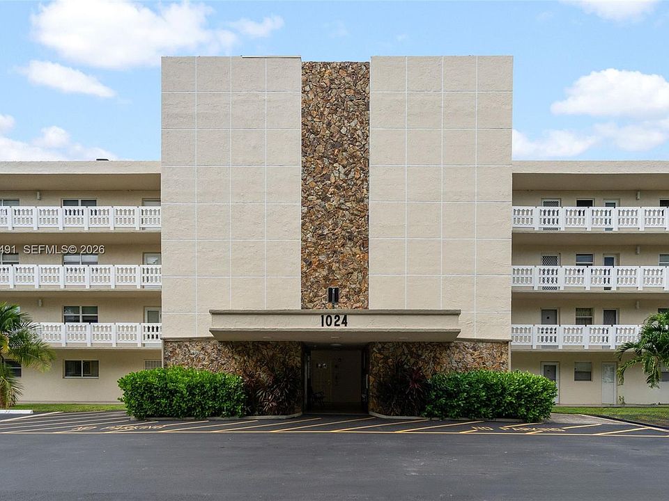 1st image of 1024 SE 3rd Ave APT 301