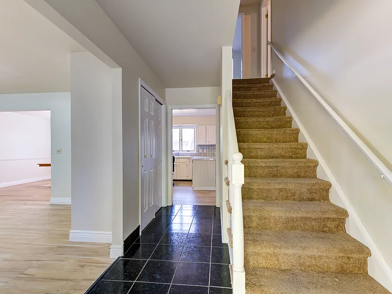 13 Cloverfield Dr — Photo 2