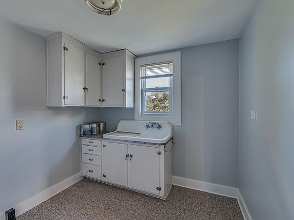 5th image of 135 Carpenter St