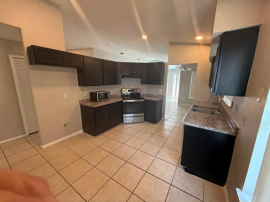 3 bed, 2.0 bath, 1372 sqft, $2,295 — Photo 4