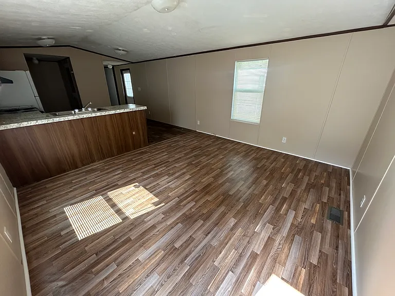 1046 Victoria St — Photo 2