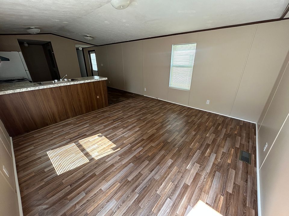 2nd image of 1046 Victoria St