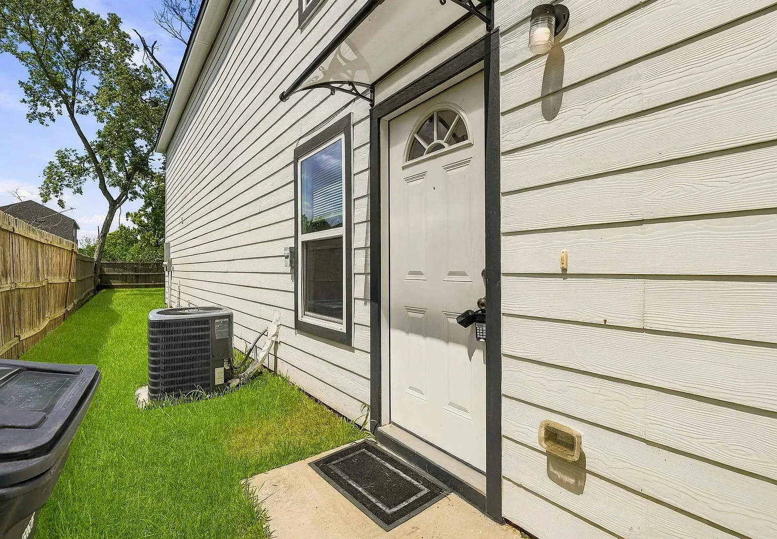 3 bed, 2.0 bath, 1250 sqft, $1,649 — Photo 2