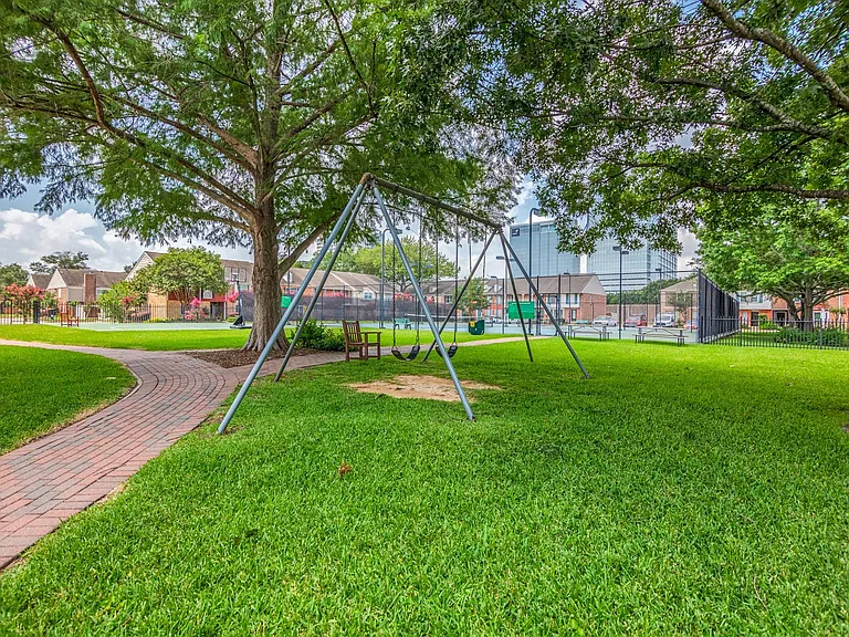 1659 W Sam Houston Pkwy S — Photo 38