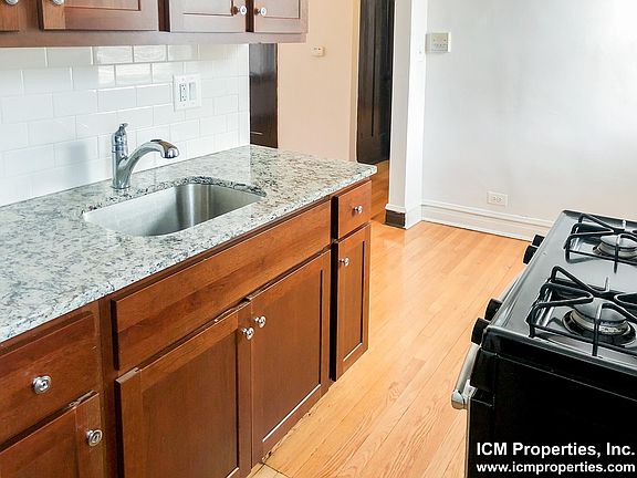3rd image of 3624 N Marshfield Ave #2F
