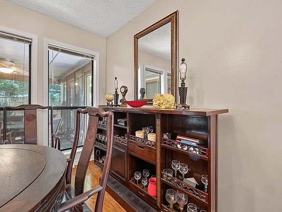 3rd image of 814 Willow Trace