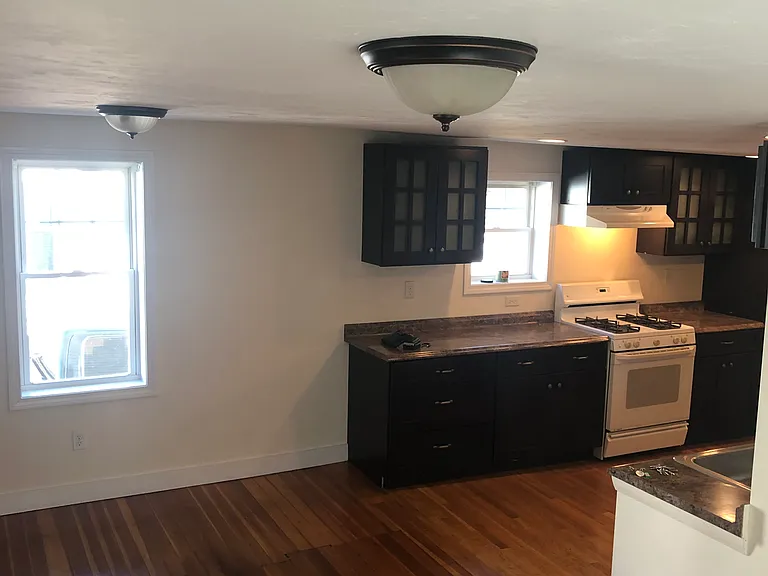 160 Lincoln St — Photo 2