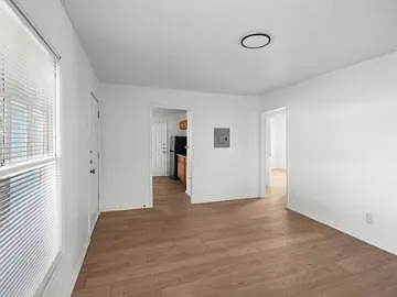 1404 Mulford St — Photo 4