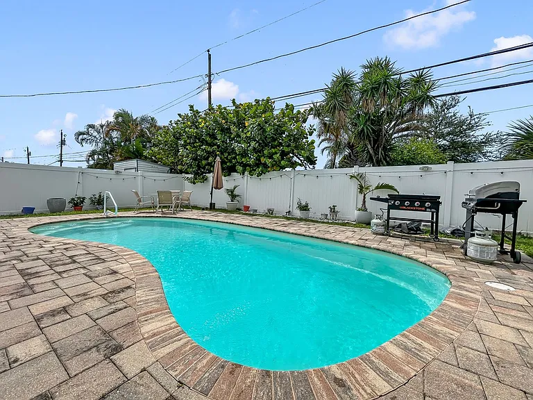 10904 Temple Ave — Photo 1