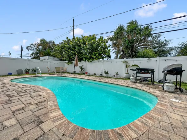 10904 Temple Ave, Seminole, FL 33772