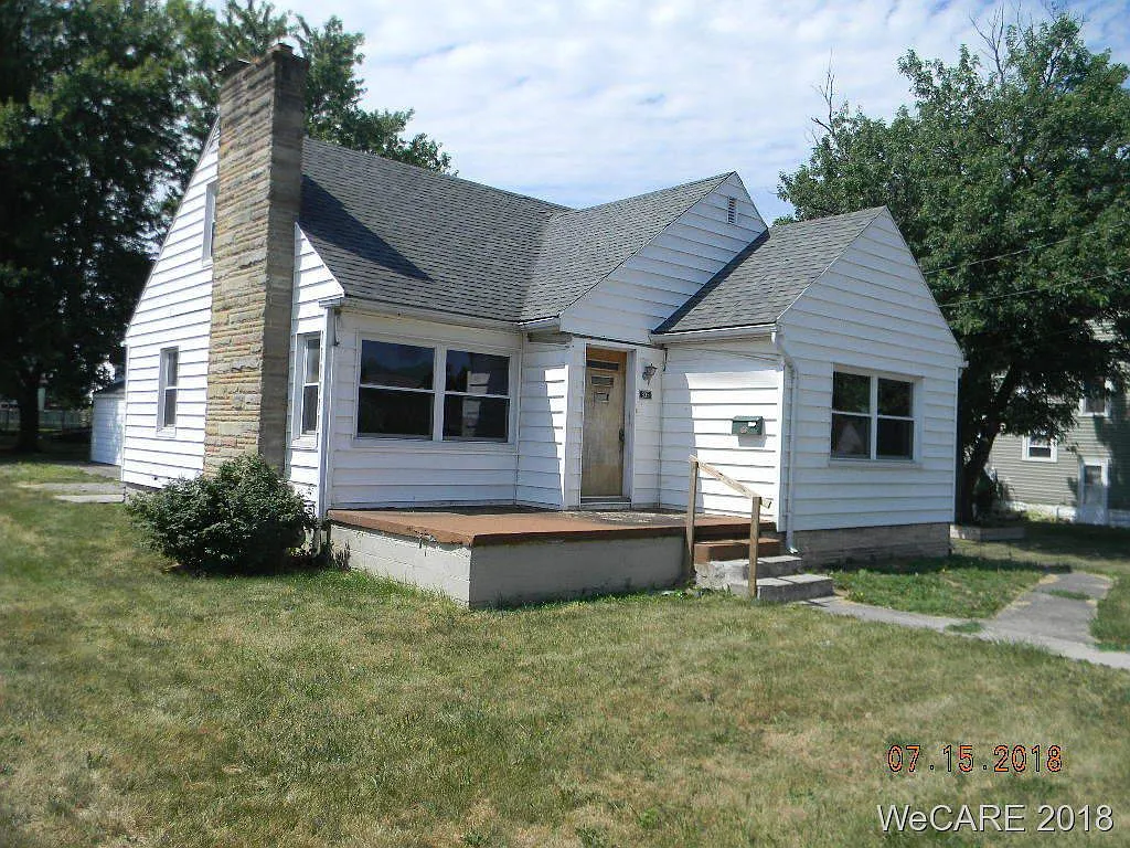 935 Woodrow Ave photo 1