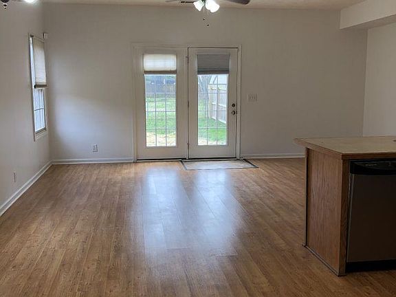 4th image of 916 Parkwood Ct