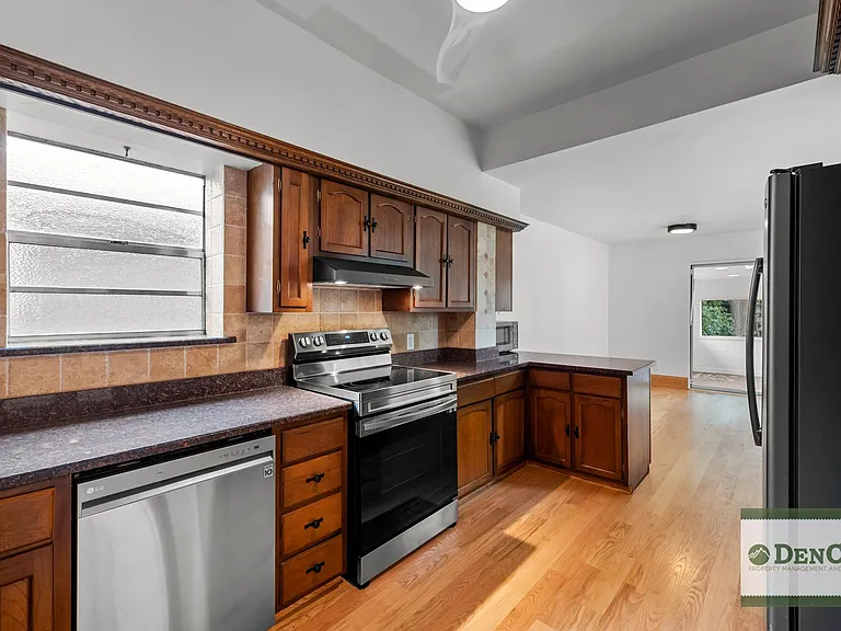 582 S Grant St — Photo 11