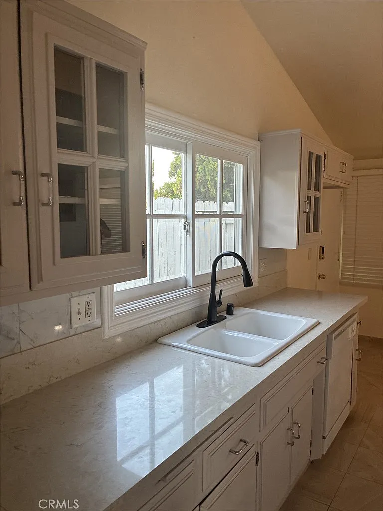 3 bed, 1404 sqft, $4,500 — Photo 2