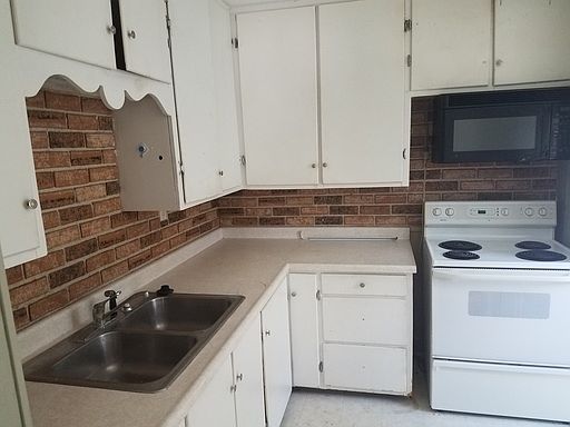 2nd image of 1047 S Washington St