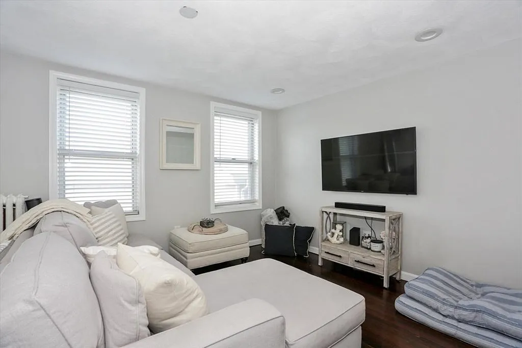 3 bed, 1.0 bath, 1400 sqft, $3,300 — Photo 2