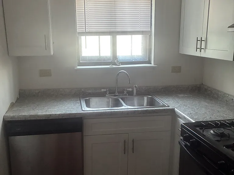 125 Surrey Dr #103 — Photo 1
