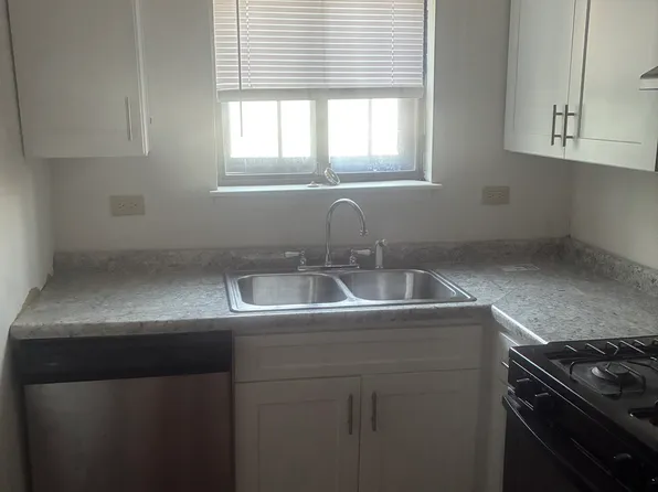 125 Surrey Dr APT 103, Glen Ellyn, IL 60137