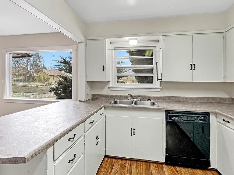 506 N Ash St — Photo 7