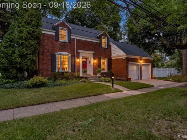 27250 Santa Barbara Dr, Lathrup Village, MI 48076