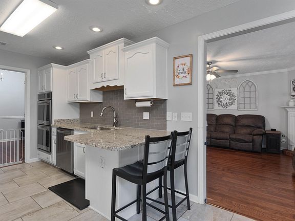 5th image of 1405 River Bank Dr