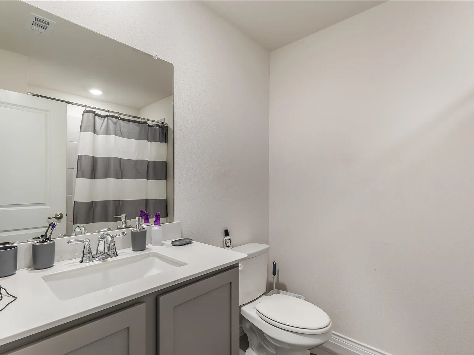 4 bed, 2200 sqft, $2,900 — Photo 2