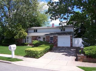 19 Fairlane Dr, Selden, NY 11784