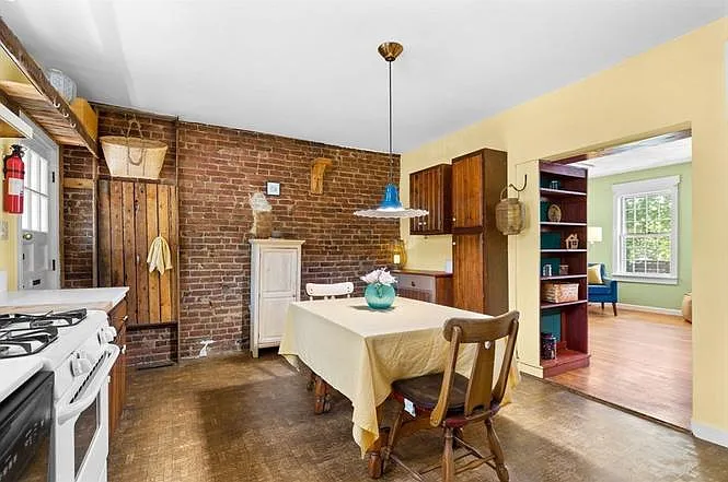 2 Livermore Pl — Photo 6