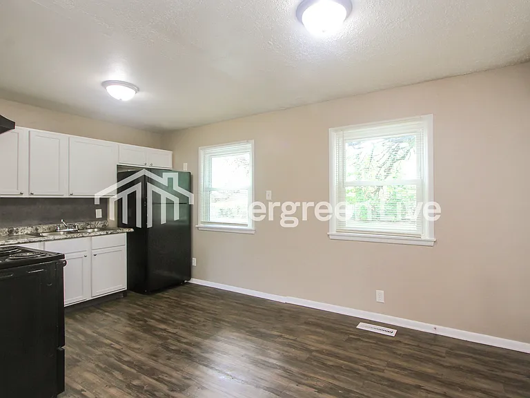 1505 N Webster Ave — Photo 4