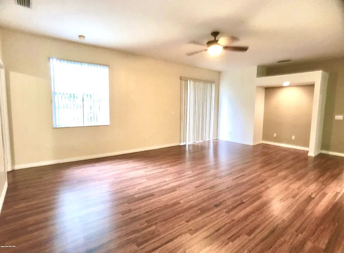 3 bed, 2556 sqft, $2,199 — Photo 2