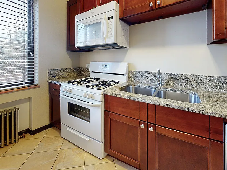 Poplar Apartments — Photo 14