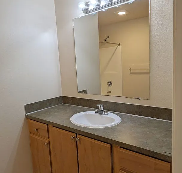 Wellesley Park Apartments — Photo 133