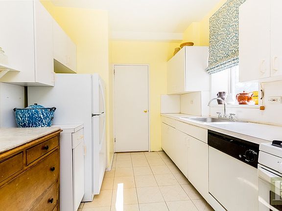 4th image of 3050 Fairfield Ave APT 2C