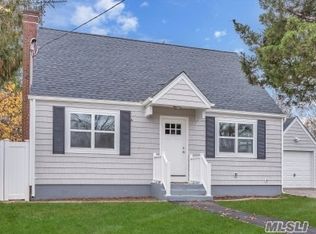 29 Jerome St, Lindenhurst, NY 11757