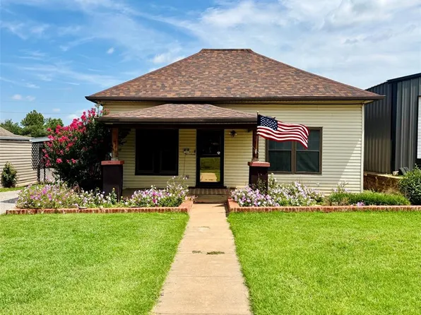 205 E 1st St, Carnegie, OK 73015
