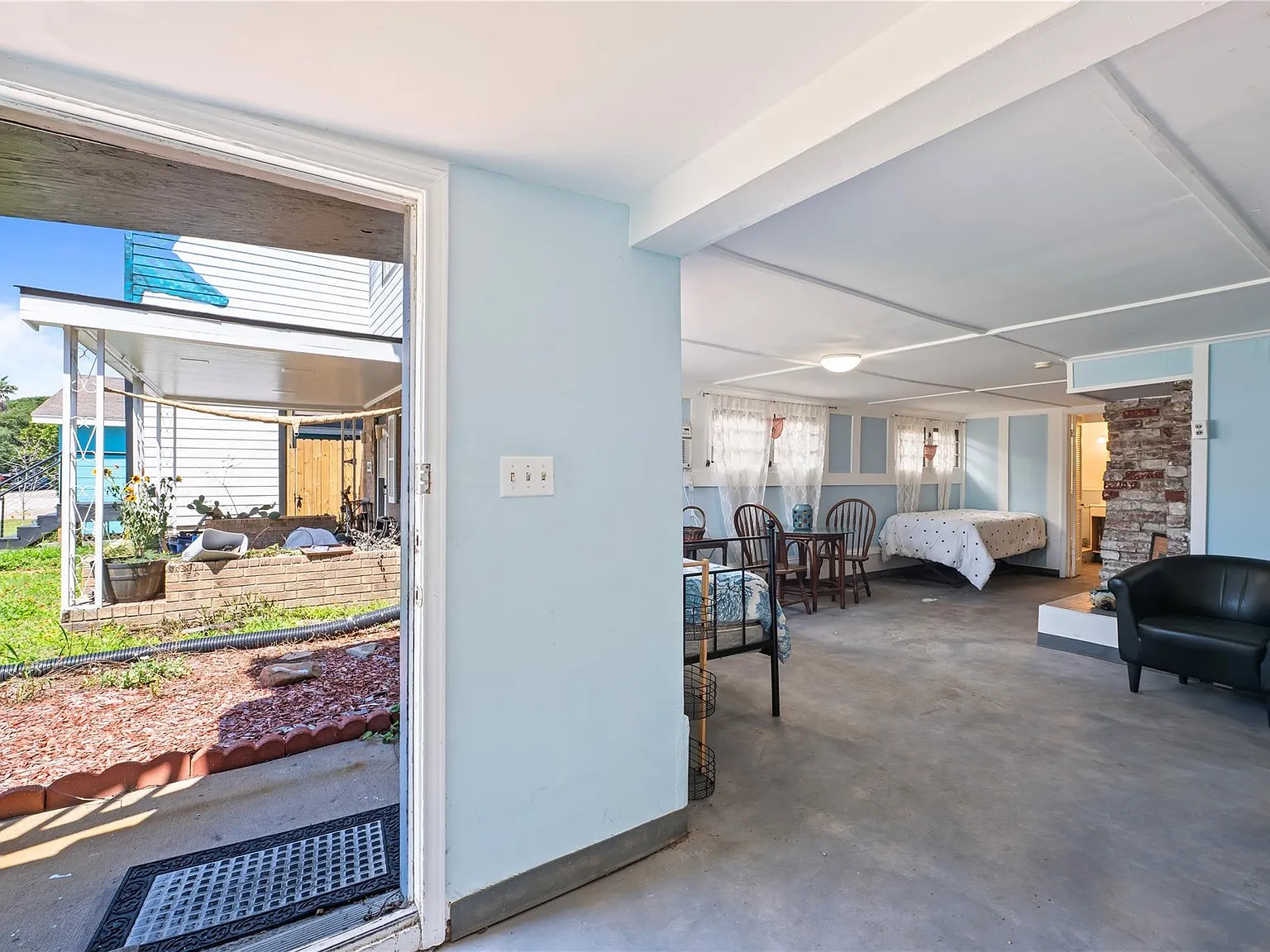 1 bed, 1.0 bath, 1696 sqft, $1,200 — Photo 4