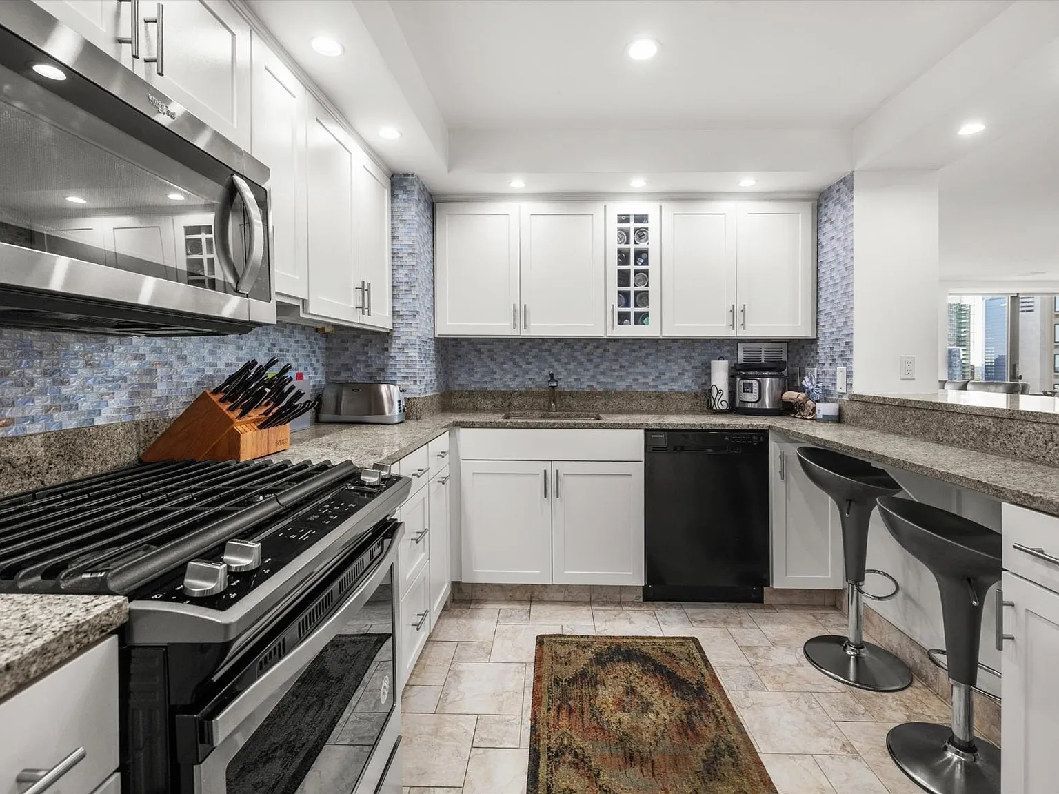 3 bed, 2.0 bath, 1890 sqft, $7,500 — Photo 3