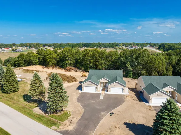 1927 Pine Ridge Dr, Manistee, MI 49660