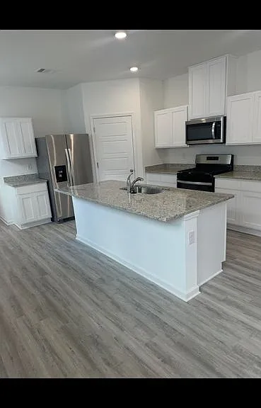 943 Renova Dr — Photo 2