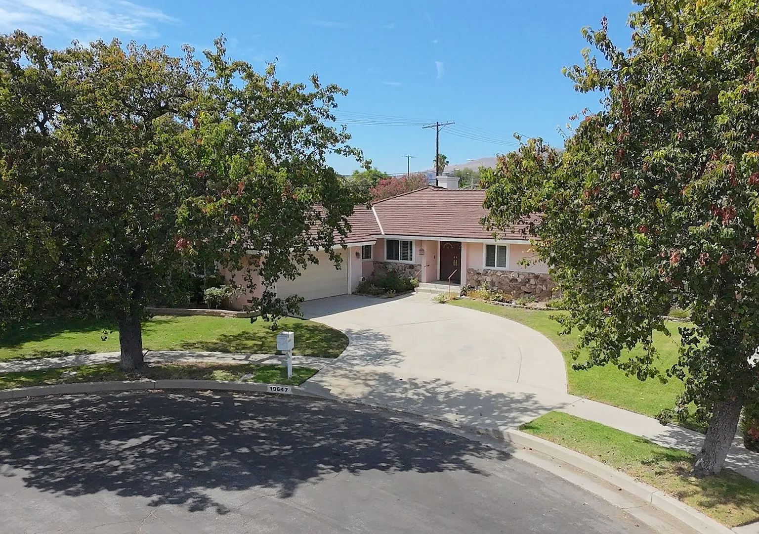 For Lease! Spacious 4 Bedroom, 2 1/2 Bathroom, Northridge Home! Ready for Move-In! — Photo 2