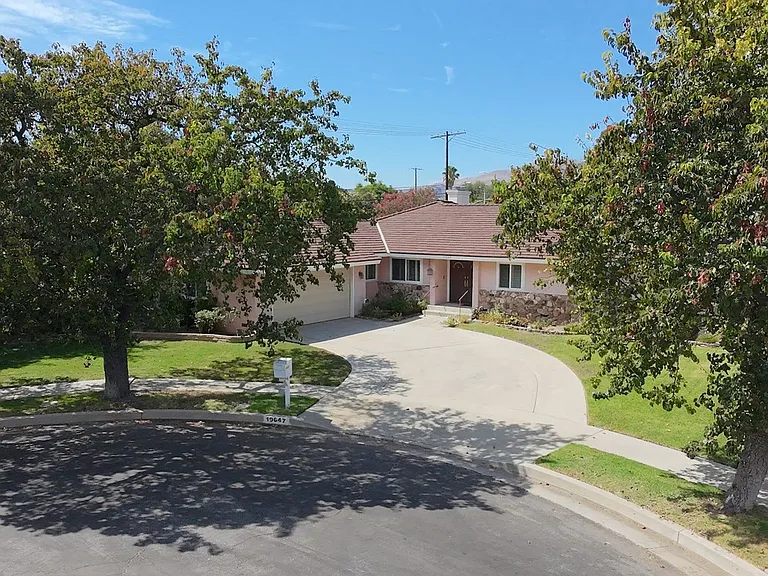 19647 Merridy St — Photo 2