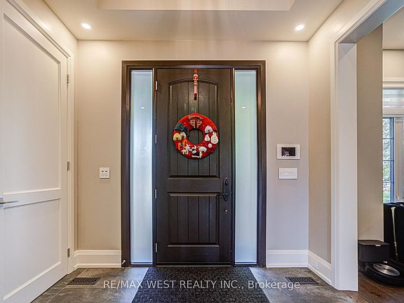 4th image of 2194 Haygate Cres