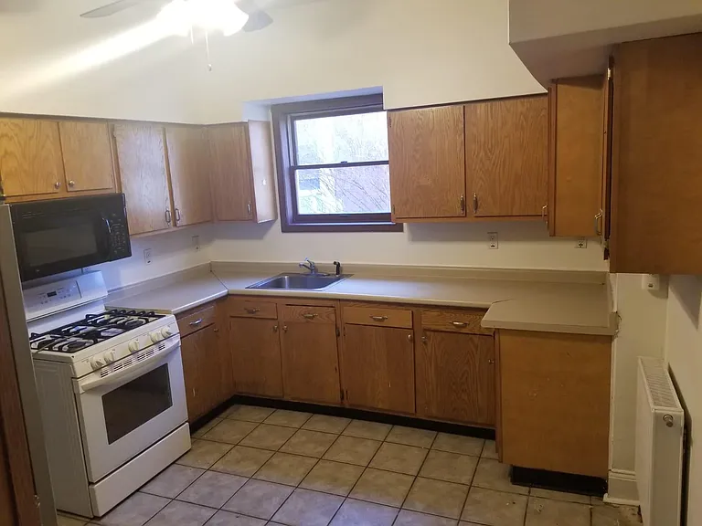 205 Noble St — Photo 8
