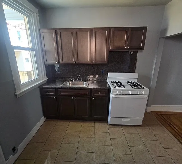 889 Marcella St — Photo 3