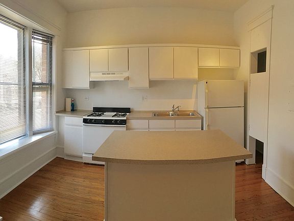 3rd image of 5700 N Winthrop Ave APT 9