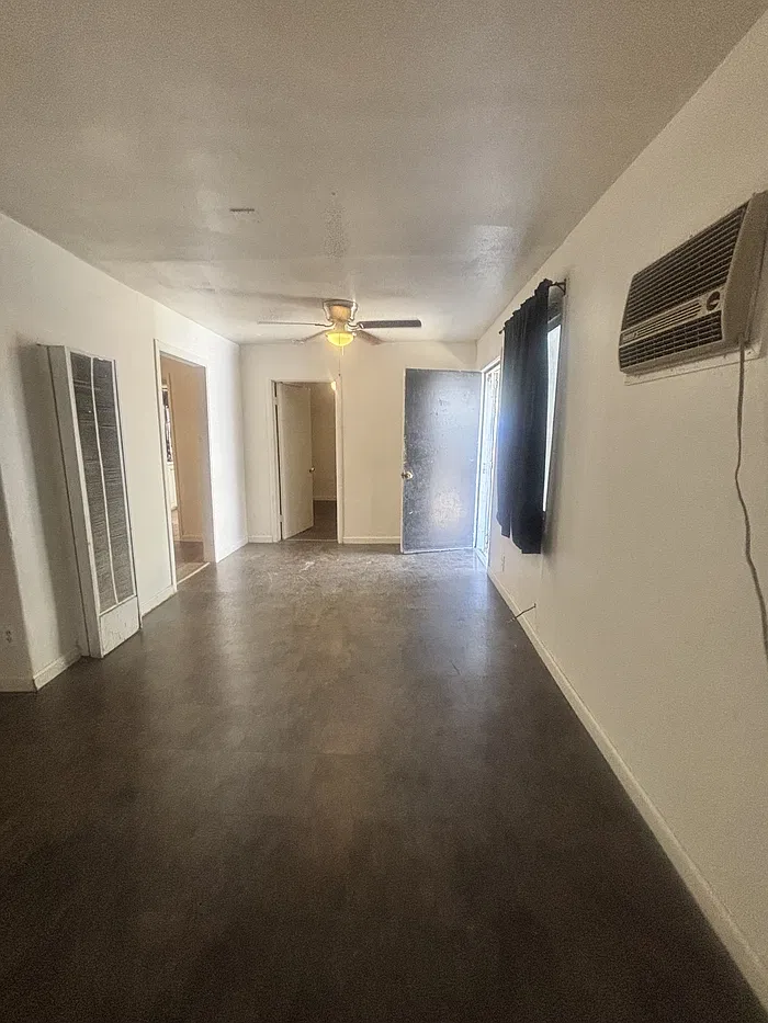 3 bed, 1.0 bath, 900 sqft, $1,900 — Photo 2
