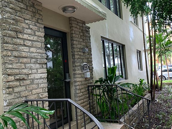 3rd image of 226 Antiquera Ave APT 4
