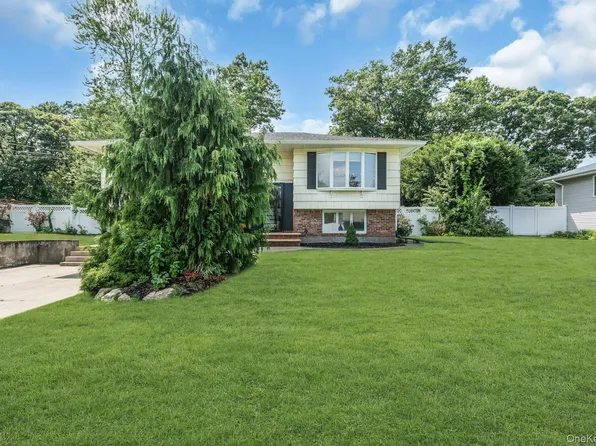 20 Hunter Place, Smithtown, NY 11787