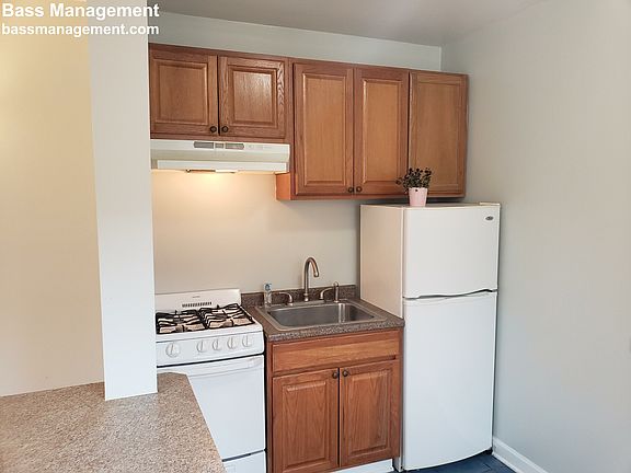 2nd image of 1369 W Greenleaf Ave APT 303